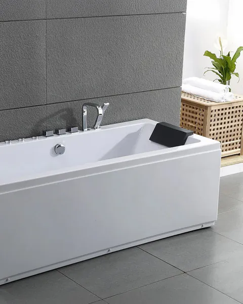 Baignoire blanche rectangulaire avec repose-tête, sur carrelage gris