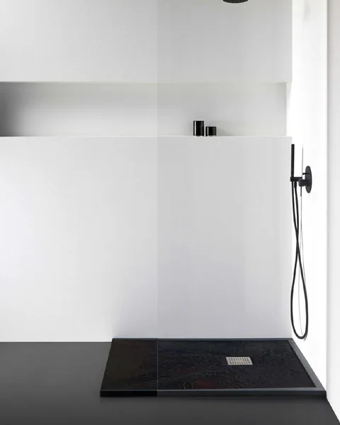 Receveur de douche composite noir, extra-plat, dans une douche à l’italienne
