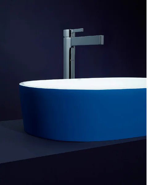 Bol à poser en composite bleu sur un plan sombre